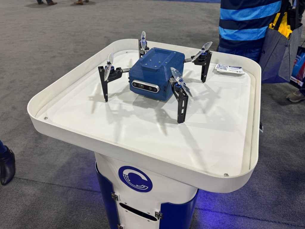 Drone inventaris Cypher diluncurkan dari basis robot mobile otonom