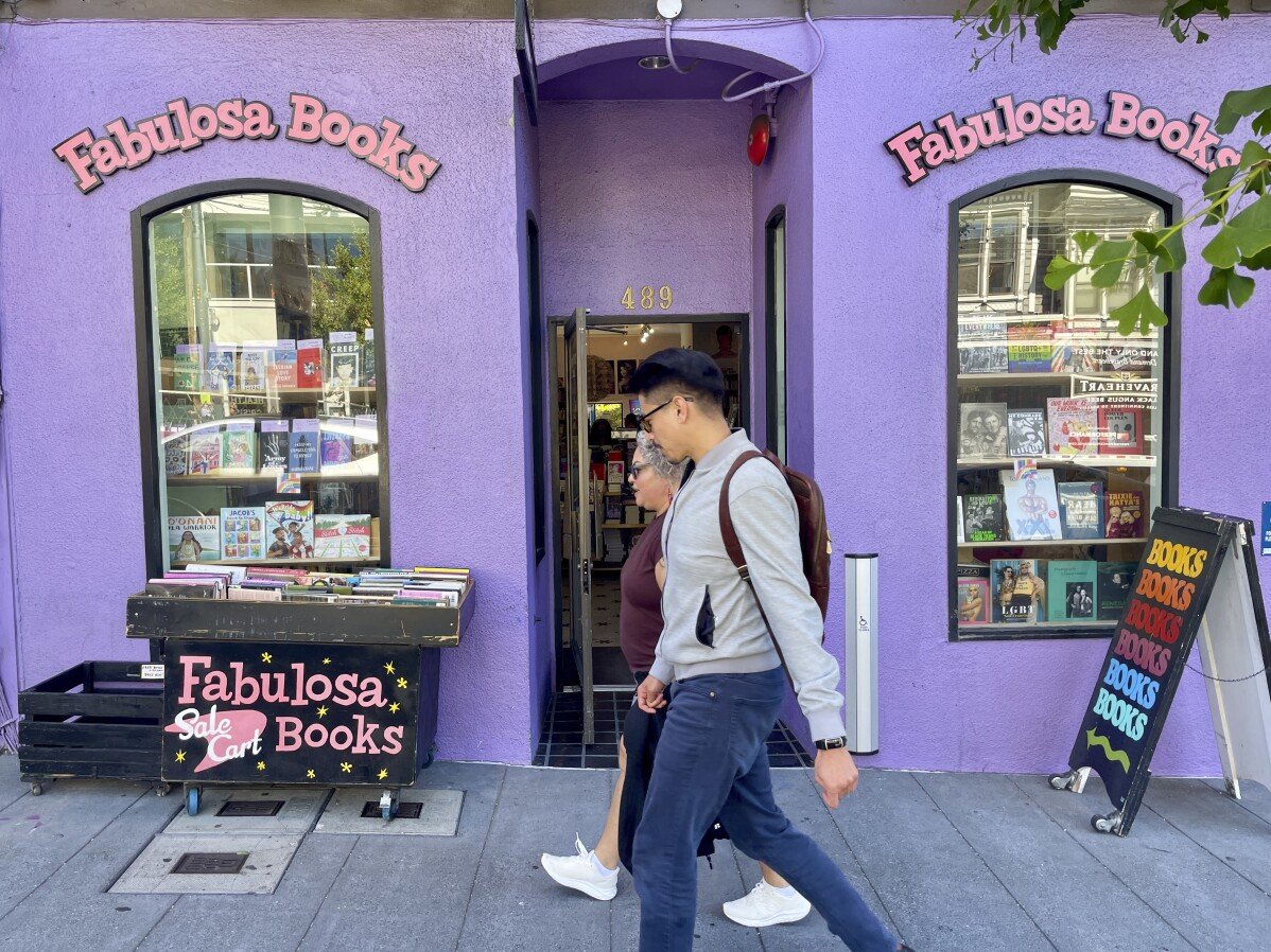 Toko di San Francisco Mengirimkan Buku LGBTQ+ ke Tempat-tempat yang Melarang Mereka