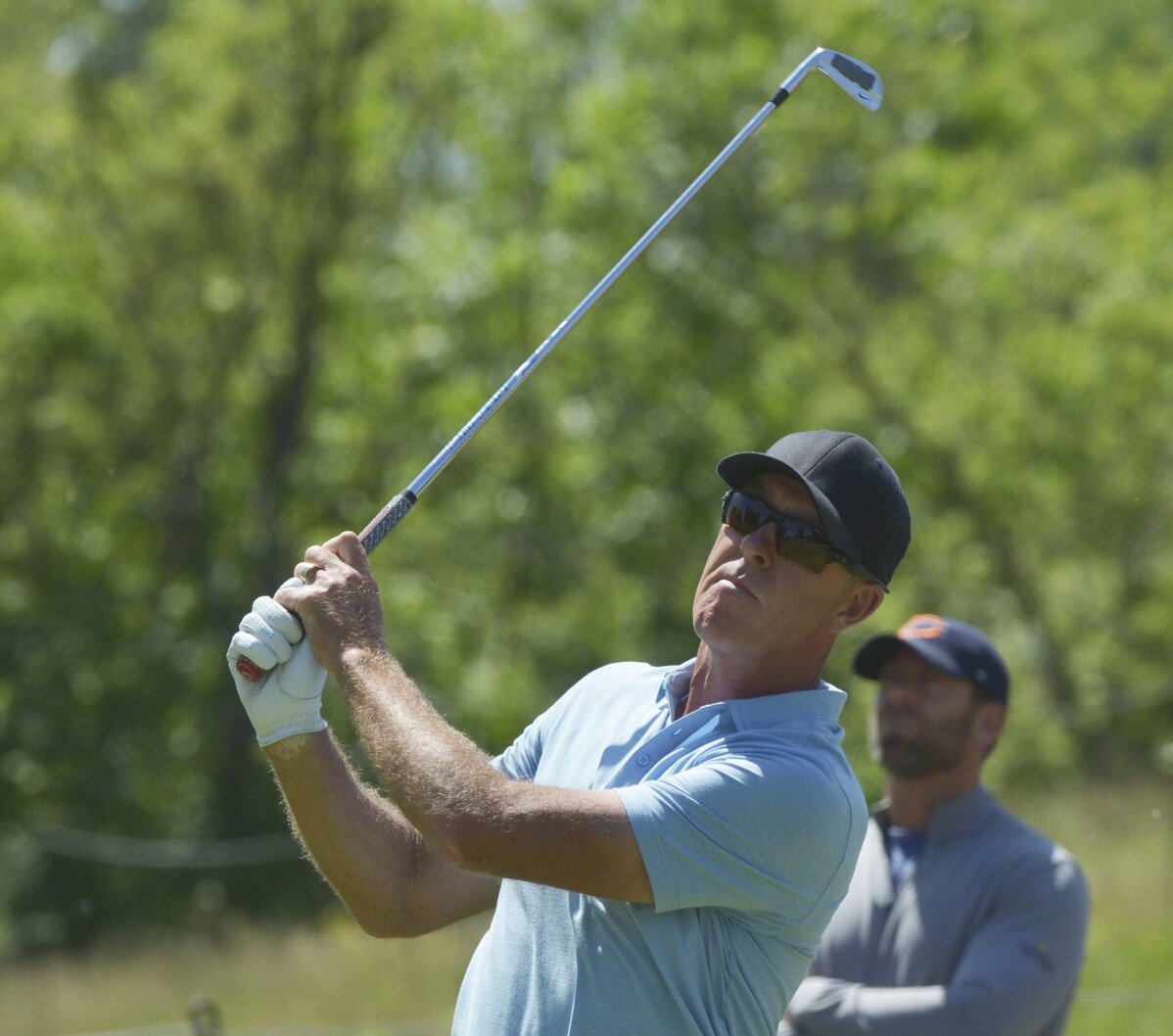 Pemain Golf LIV Richard Bland membuat debut senior major dan berbagi pimpinan di Kejuaraan PGA Senior